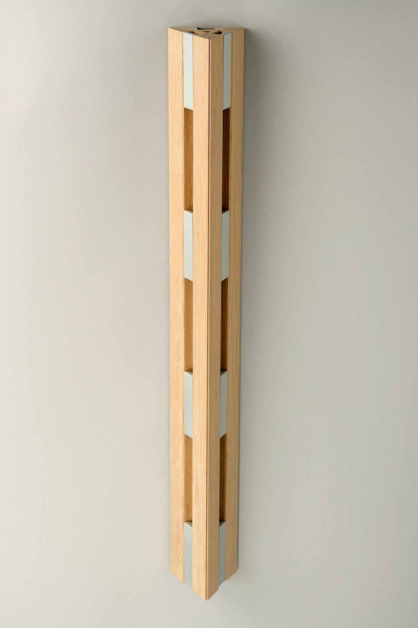 Vægbeslag til KNAX 8 lodret knagerække.