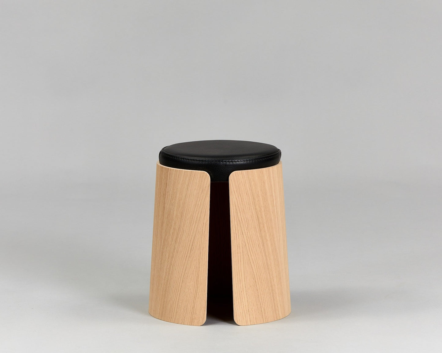 Tabouret design en placage de chêne moulé